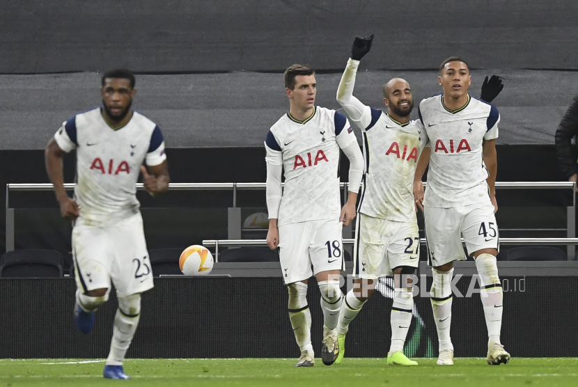 Para pemain Tottenham Hotspur merayakan gol (ilustrasi).