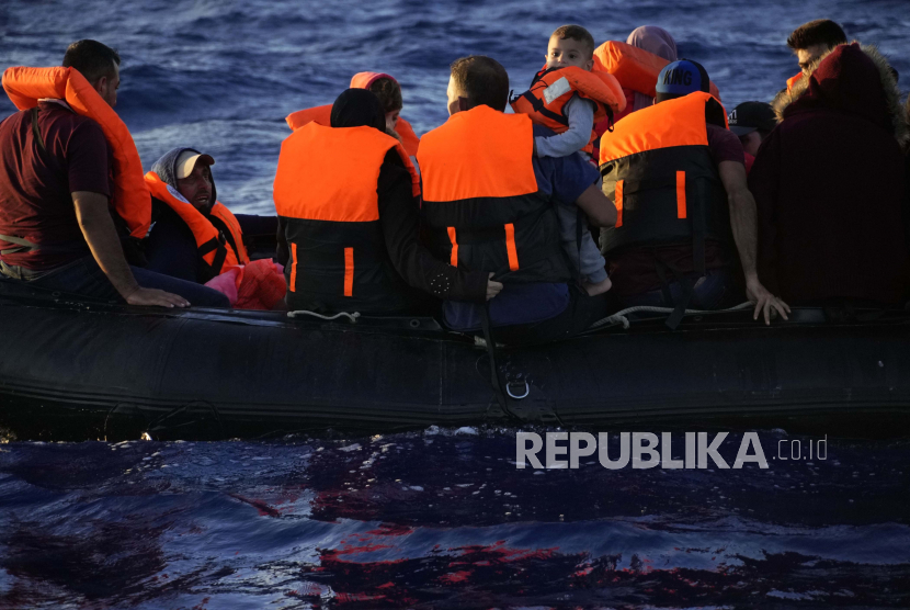  Migran menunggu untuk diselamatkan oleh penjaga pantai LSM Spanyol Open Arms selama operasi penyelamatan di zona perairan internasional Libya SAR (Search and Rescue) di laut Mediterania, Kamis, 15 September 2022. Tujuh belas migran dari Suriah dan Sudan, termasuk enam anak-anak, diselamatkan oleh anggota awak LSM Open Arms setelah perahu mereka terbalik dan mulai tenggelam. Lebih dari 5.600 Migran Tewas di Rute Eropa Sejak 2021