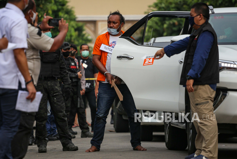 Tersangka yang juga anak buah John Kei bersiap memperagakan reka ulang penyerangan di Perumahan Green Lake City, Kota Tangerang, Banten, Rabu (24/6/2020). Rekonstruksi penyerangan terhadap rumah Nus Kei pada Minggu (21/6/2020) lalu mempergakan 43 adegan di lima lokasi berbeda. 