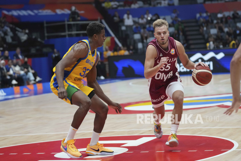Guard Latvia Arturs Zagars berusaha mendribel bola melewati Georginho de Paula dalam pertandingan FIBA World Cup 2023. 