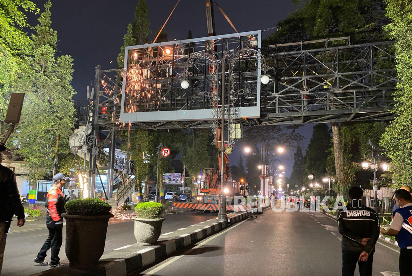 Pembongkaran jembatan penyeberangan orang (JPO) di ruas Jalan Ir H Djuanda (Dago), Kota Bandung, Jawa Barat, Kamis (7/9/2023) malam. 