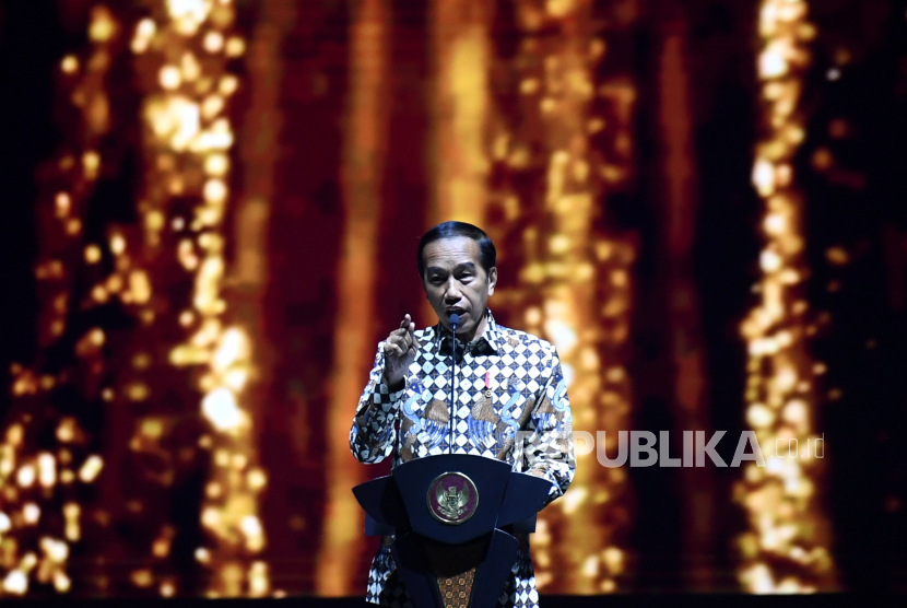 Presiden Joko Widodo memberikan sambutan saat pembukaan perayaan HUT ke-50 Himpunan Pengusaha Muda Indonesia (Hipmi) di Jakarta Convention Center, Jakarta, Jumat (10/6/2022). Dalam acara tersebut Jokowi mengatakan kenaikan inflasi menjadi momok dunia.