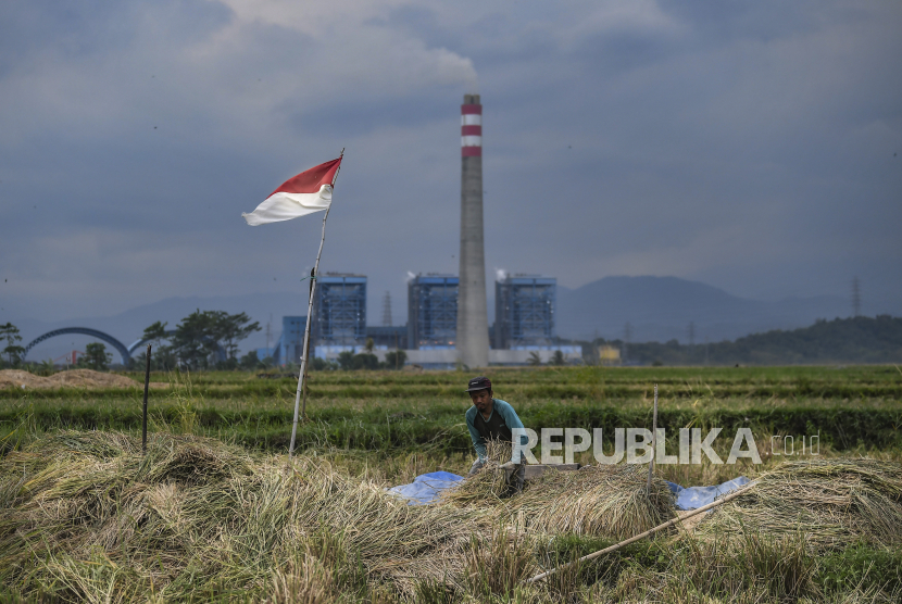 Petani memanen padi miliknya di Ciletuh, Pelabuhan Ratu, Sukabumi, Jawa Barat, Rabu (30/9/2020). Pemerintah menyatakan bahwa stok pangan Indonesia dinilai aman hingga akhir tahun 2020 . 