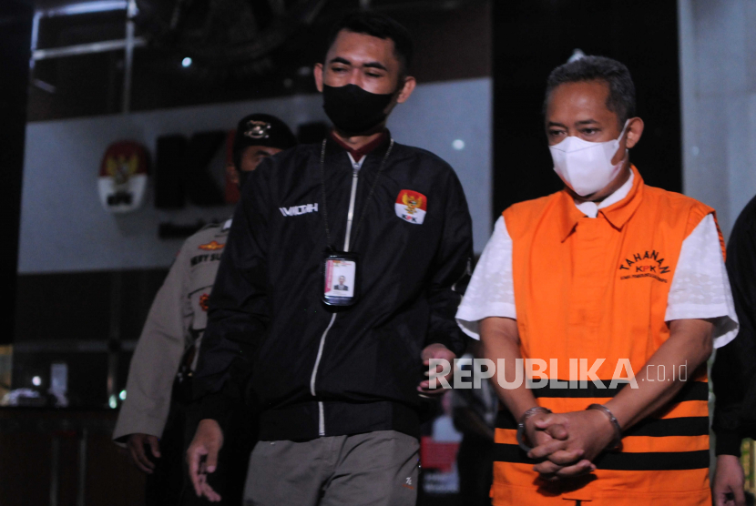 Wali Kota Bandung Yana Mulyana memakai rompi tahanan usai menjalani pemeriksaan di Gedung KPK, Jakarta. Pengamat hukum menyinggung mahalnya biaya politik terkait OTT Walkot Bandung.
