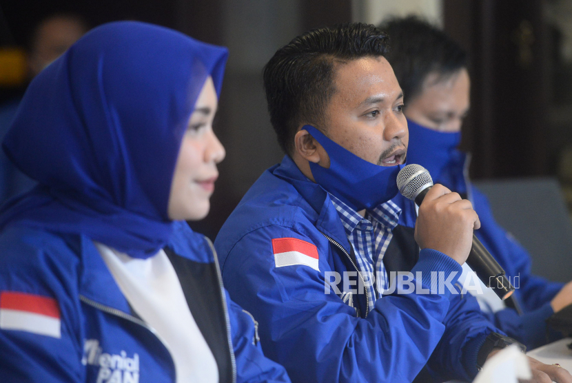 Anggota Fraksi PAN DPR Slamet Ariyadi (tengah) di kantor DPP PAN, Jakarta Selatan, Jumat (10/7).