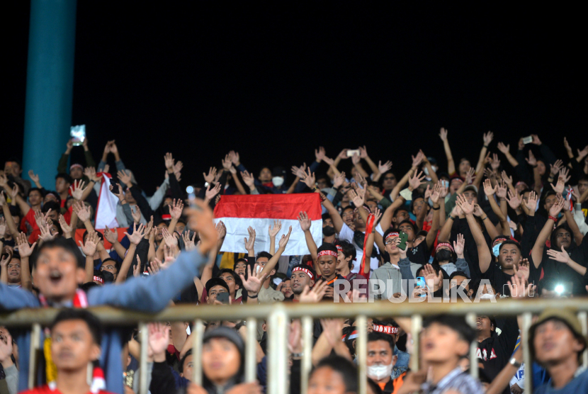 Suporter timnas Indonesia U-16 Indonesia datang mendukung tim melawan Vietnam di final AFF U-16 2022.