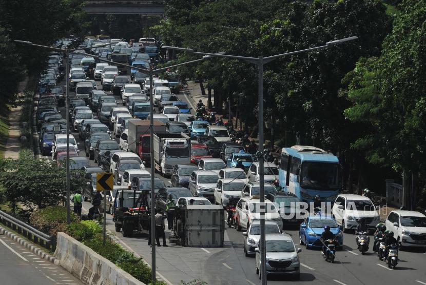 Kemacetan lalu lintas terjadi di Jalan Casablanca, Jakarta Selatan. Dishub Jakarta Selatan memasang traffic cone untuk mengurai kemacetan di Jl Casablanca mulai Rabu.