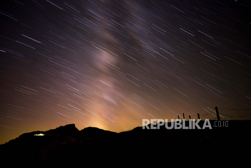 Bima Sakti saat hujan meteor Perseid di puncak Tres Mares, di Cantabria, Spanyol utara, awal 13 Agustus 2021. 