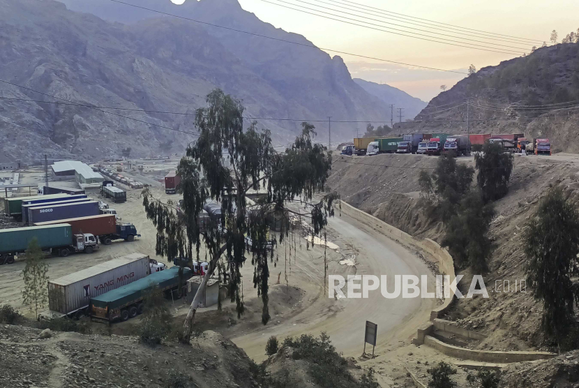 Truk-truk berisi perbekalan untuk Afghanistan diparkir di terminal setelah penguasa Taliban Afghanistan menutup titik penyeberangan perbatasan utama Torkham, di Landi Kotal.