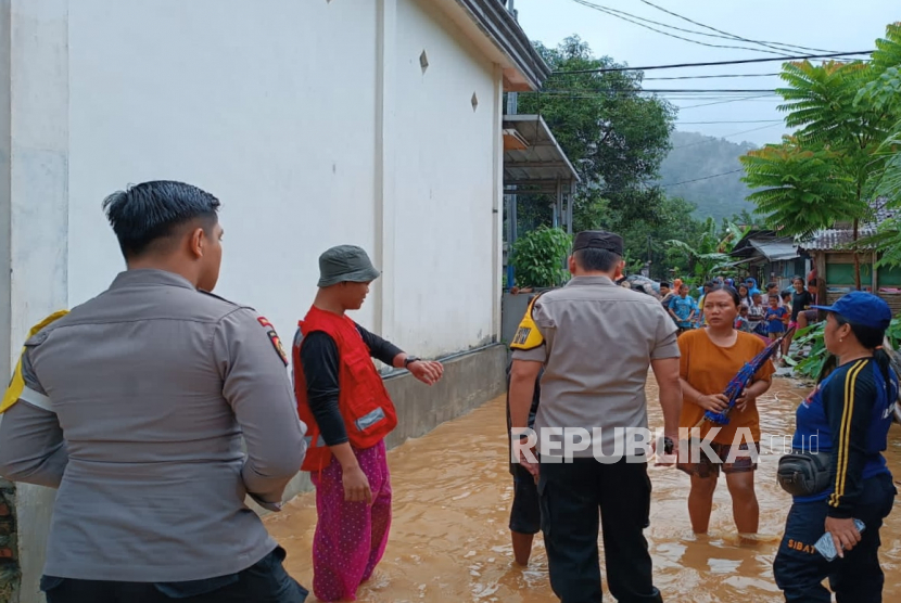 Sejumlah warga di Kecamatan Tirtoyudo, Kabupaten Malang mulai dievakuasi karena terkena banjir, Jumat (7/7/2023).