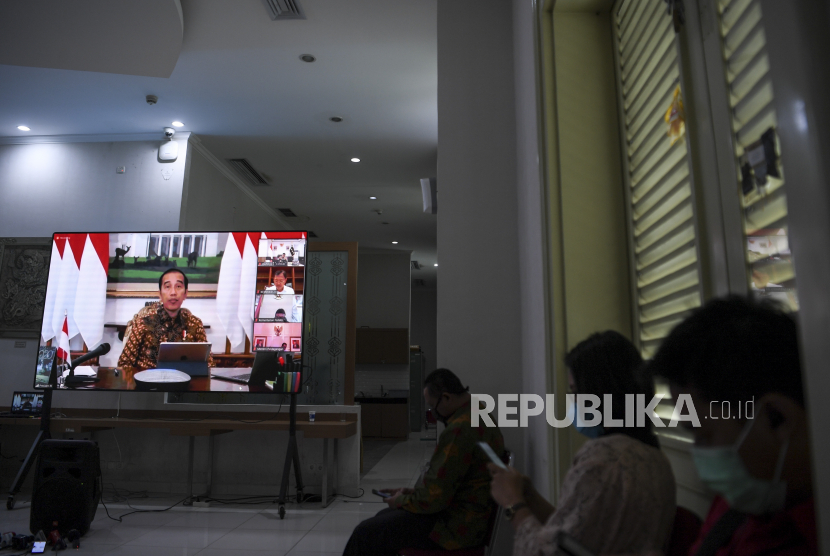 Layar menampilkan rapat terbatas (ratas) melalui konferensi video yang dipimpin Presiden Joko Widodo (ilustrasi). Presiden Joko Widodo (Jokowi) mulai memimpin rapat terbatas dengan bertatap muka langsung bersama para menteri-menterinya setelah selama kurang lebih tiga bulan ini dilakukan secara virtual.