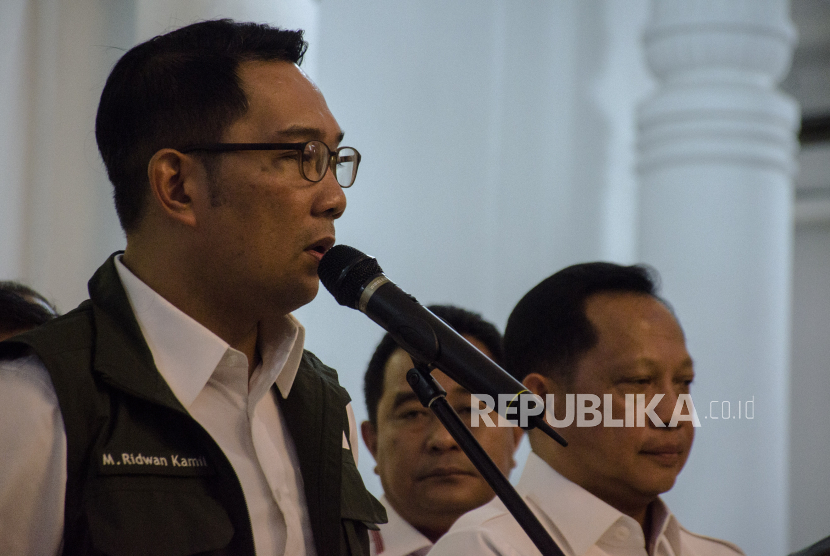 Gubernur Jawa Barat Ridwan Kamil  (kiri) imbau warga Jabar di Jakarta tidak mudik untuk putus rantai penyebaran Covid-19.