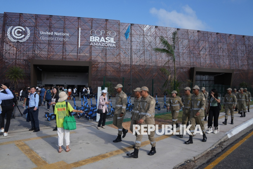 Aktivitas di luar tempat berlangsungnya KTT Iklim PBB COP30, di Belem, Brasil, Senin (10/11/2025).