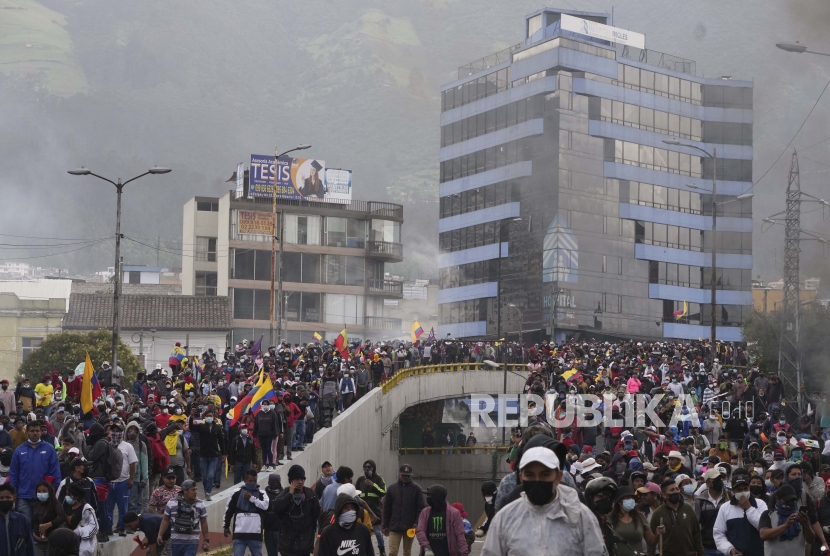 Demonstran memprotes pemerintahan Presiden Guillermo Lasso dan kenaikan harga bahan bakar di Quito, Ekuador, Selasa, 21 Juni 2022. Dewan eksekutif Dana Moneter Internasional (IMF) mengatakan telah mengakhiri peninjauan keempat dan kelima Perpanjangan Fasilitas Pendanaan Ekuador (EFF).