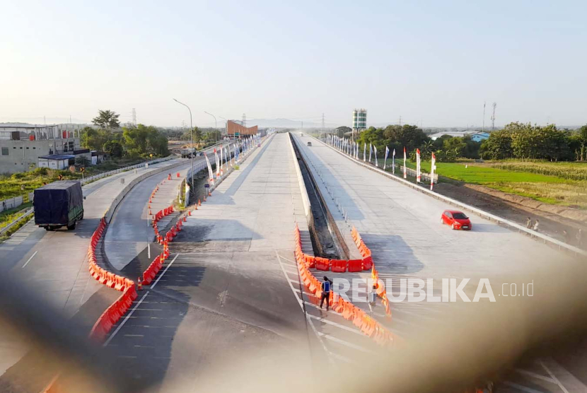 Suasana tol fungsional di jalan tol Solo-Jogja ruas Kartasura-Karanganom entrance colomadu, Jumat (22/12).