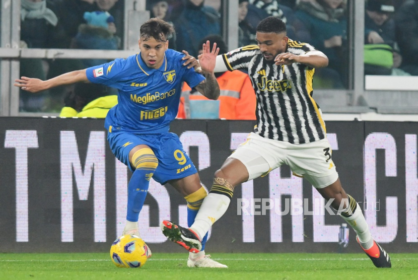 Gleison Bremer dari Juventus dan Jaio Jorge dari Frosinone beraksi pada pertandingan sepak bola perempat final Coppa Italia antara Juventus FC dan Frosinone Calcio, di Turin, Italia, Jumat (12/1/2024) dini hari WIB. 