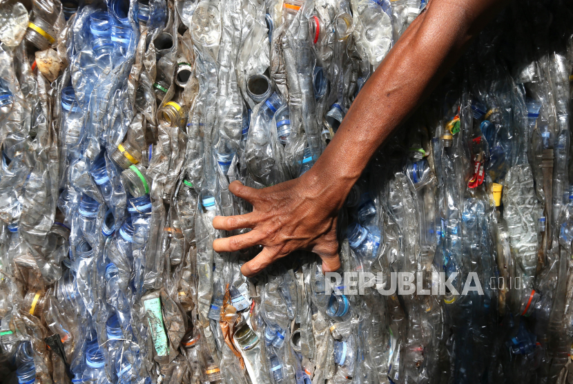 Botol plastik yang dikumpulkan dari bank sampah, (ilustrasi). 