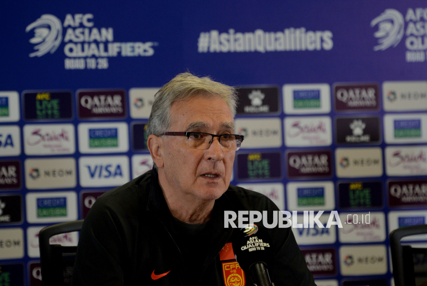 Pelatih Timnas China Branko Ivankovic saat sesi jumpa pers jelang laga melawan Timnas Indonesia di Stadion GBK, Senayan, Jakarta, Rabu (4/6/2025). Timnas Indonesia akan menghadapi China dalam lanjutan Kualifikasi Piala Dunia 2026 pada Kamis (5/6/2025).