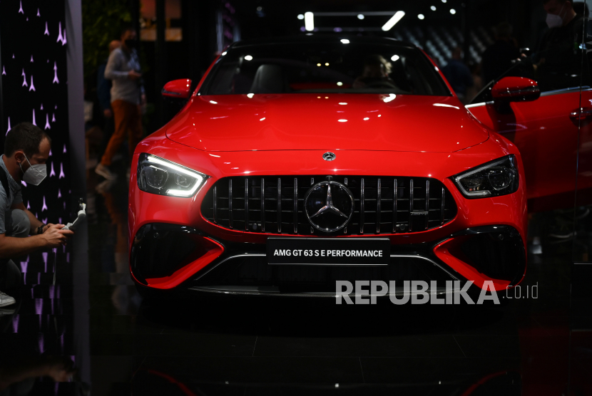  Performa Mercedes AMG GT 63 SE dipamerkan di stand Mercedes dalam International Mobility Show (IAA) di Munich, Jerman, 06 September 2021.