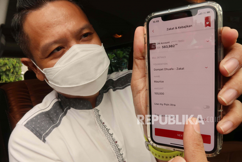 Nasabah bertransaksi menggunakan aplikasi digital banking OCTO Mobile di Tangerang, Kamis (22/4). PT Bank CIMB Niaga Tbk (CIMB Niaga) memfasilitasi kebutuhan berbagi pada Idul Fitri melalui aplikasi digital banking OCTO Mobile.