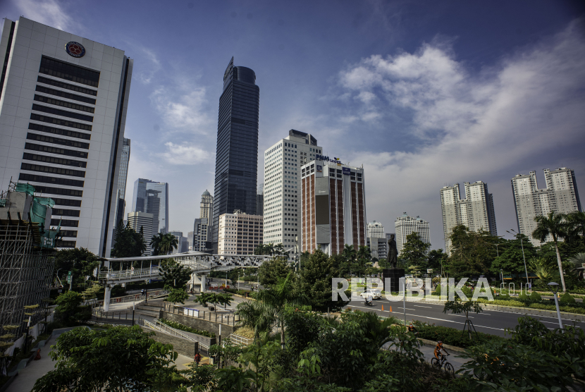 Bank Dunia menyebutkan, penyebaran virus Covid-19 yang masih tinggi hingga menyebabkan shock kepada output industri akan memperlambat laju pemulihan ekonomi Indonesia tahun ini dan tahun depan. Dalam laporan Indonesia Economic Prospects (IEP) December 2020, Bank Dunia memproyeksikan ekonomi Indonesia mengalami kontraksi 2,5 persen pada 2020 dan positif 3,1 persen pada 2021. 