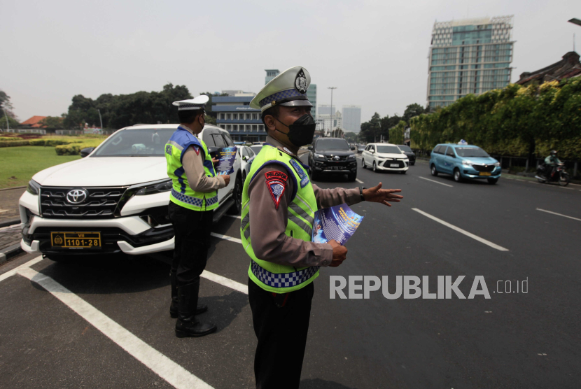 Petugas Kepolisian menyampaikan sosialisasi Operasi Zebra Jaya 2023 kepada pengendara di kawasan Tugu Tani, Jakarta, Senin (18/9/2023). Ditlantas Polda Metro Jaya menggelar Operasi Zebra Jaya 2023 mulai dari tanggal 18 September hingga 1 Oktober 2023 dengan menyasar 15 jenis pelanggaran.