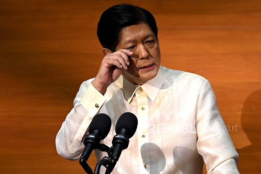 Presiden baru Filipina Ferdinand Marcos Jr., mengunjungi wilayah yang terdampak gempa di Pulau Luzon. 