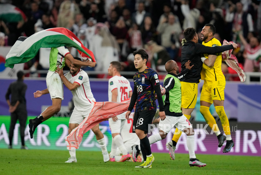 Pemain Yordania merayakan kemenangan seusai pertandingan sepak bola semifinal Piala Asia antara Korea Selatan dan Yordania di Stadion Ahmad Bin Ali di Al Rayyan, Qatar, Selasa (6/2/2024). Yordania menang 2-0 sekaligus melangkah ke babak final Piala Asia 2023.