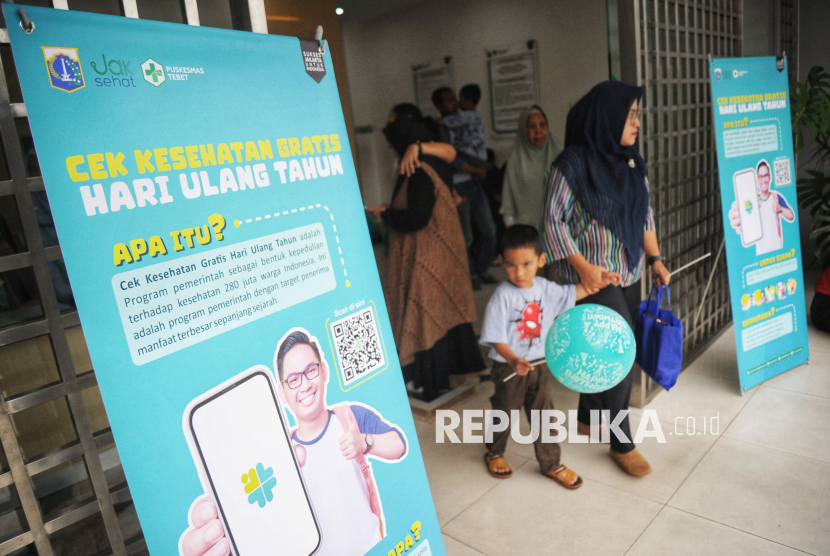 Pasien berjalan keluar usai melakukan pemeriksaan di Puskesmas Tebet, Jakarta, Ahad (9/2/2025). Dinas Kesehatan DKI Jakarta menyatakan sebanyak 44 puskesmas siap memberikan program Cek Kesehatan Gratis (CKG) yang resmi akan dimulai secara nasional pada 10 Februari 2025. Guna memastikan kelancaran program ini, Pemprov DKI telah melakukan visitasi serta persiapan fasilitas kesehatan dan tenaga medis. Program ini bertujuan untuk meningkatkan kualitas kesehatan masyarakat Indonesia dan mengurangi beban penyakit yang bisa dicegah.