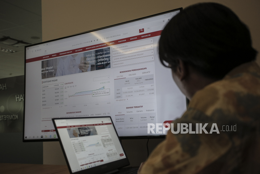 Pegawai mengamati halaman muka situs Bursa Efek Indonesia (BEI) di Jakarta, Jumat (26/3). Otoritas Jasa Keuangan (OJK) berharap Usaha Mikro Kecil dan Menengah (UMKM) bisa memanfaatkan layanan securities crowdfunding (SCF) sebagai alternatif permodalan.