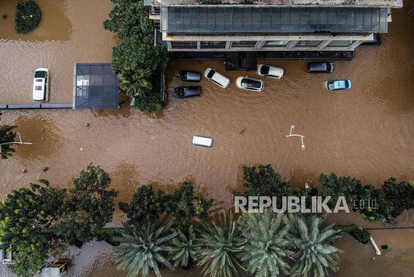 Sejumlah kendaraan yang terjebak banjir di kawasan Kemang, Jakarta, Sabtu (20/2). Banjir yang terjadi akibat tingginya curah hujan serta drainase yang buruk itu membuat kawasan Kemang dilanda tergenang air dengan ketinggian sekitar 1,5 meter. Republika/Putra M. Akbar