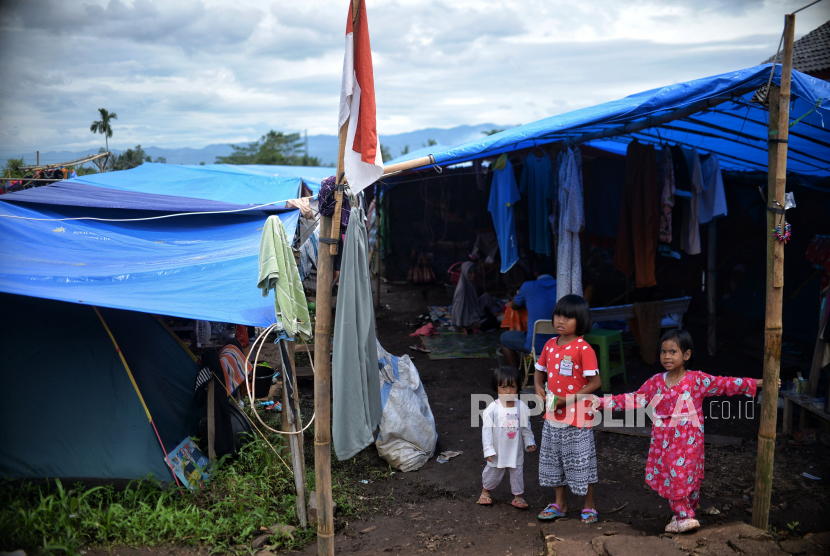 Warga korban gempa Cianjur beraktivitas di tenda pengungsian di Desa Cibulakan, Cuenang, Kabupaten Cianjur, Jawa Barat. PMI akan mendirikan 60 unit tenda untuk dijadikan ruang kelas sementara 