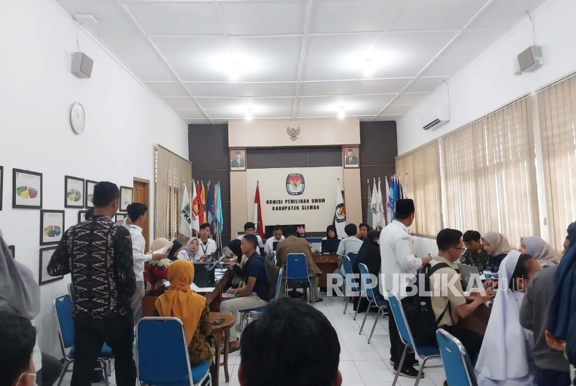 Suasana antrean di Kantor KPU Kabupaten Sleman di hari terakhir pengurusan pindah memilih, Senin (15/1/2024). 