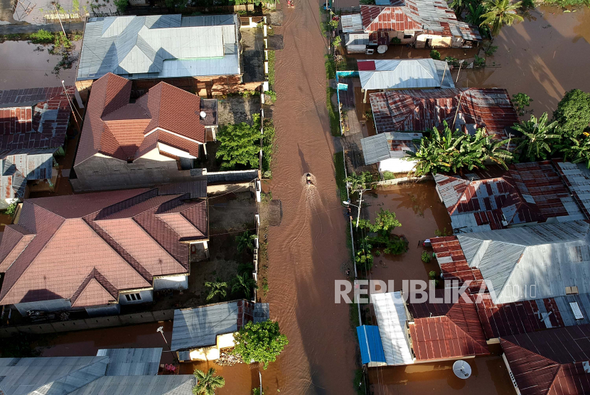 Foto udara rumah warga dan jalan yang terendam banjir di Desa Talumopatu, Tapa, Kabupaten Bone Bolango, Gorontalo, Kamis (16/7/2020). Banjir yang terjadi akibat curah hujan yang tinggi tersebut merendam ratusan rumah dan lahan pertanian di enam desa di Kecamatan Tapa dan Bulango Timur. 