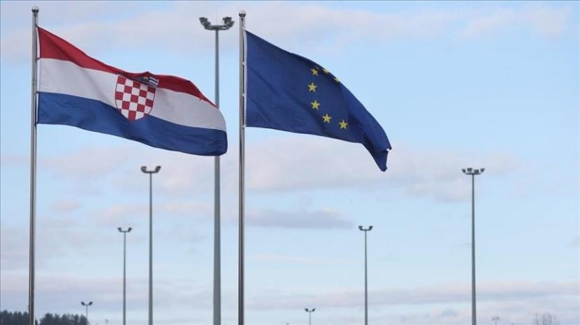 Kroasia menjadi anggota ke-20 zona euro dan negara ke-27 yang bergabung dengan kawasan bebas paspor terbesar di dunia, yang dikenal sebagai Schengen.