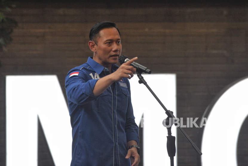 Ketua Umum Partai Demokrat Agus Harimurti Yudhoyono (AHY) berpidato dalam acara Silaturahmi Bersama Ketua Umum Partai Demokrat dan Pengurus DPP di Kantor DPP Partai Demokrat, Jakarta, Jumat (8/3/2024). Dalam kesempatan tersebut AHY turut menyampaikan detik-detik dirinya bergabung dan menjadi Menteri ATR/BPN dalam pemerintahan Presiden Jokowi. AHY juga meminta para kadernya ikut mengawal agar Presiden Joko Widodo bisa menyelesaikan pemerintahannya dengan baik.