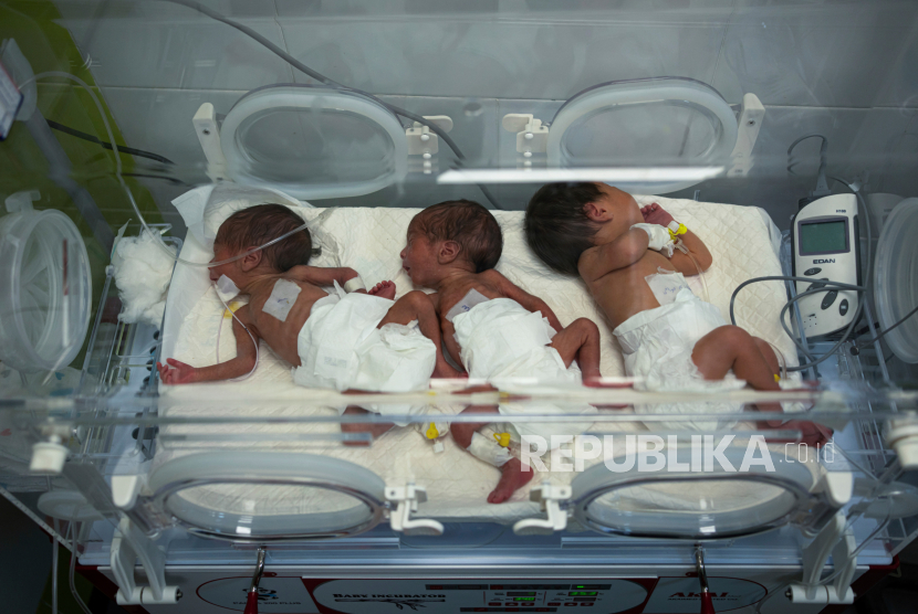 Bayi terlihat di inkubator di bangsal prematur Rumah Sakit Emirat di Rafah, Jalur Gaza, Jumat, 8 Maret 2024. 