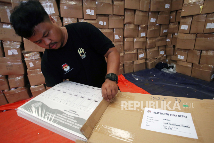 Pekerja melakukan pengepakan template alat bantu memilih untuk tunanetra surat suara DPD RI yang menggunakan huruf braille di gudang logistik KPU Tangsel, Serpong, Tangerang Selatan, Banten, Selasa (23/1/2024). KPU Tangsel mulai mendistribusikan template alat bantu pemilih tunanetra sebanyak 3.824 buah, ke seluruh tempat pemungutan suara (TPS) se- Kota Tangerang Selatan, guna mempermudah penyandan tunanetra memenuhi hak pilihnya pada pemilu 2024. 