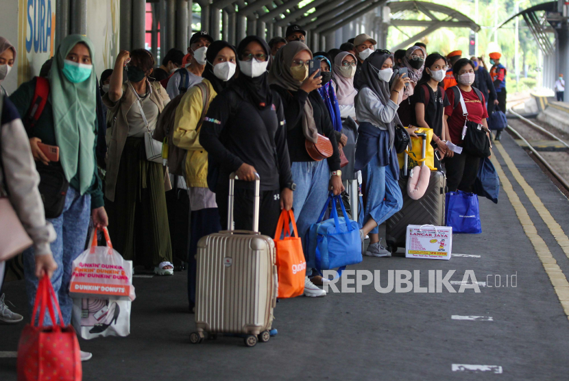 Sejumlah penumpang menunggu kedatangan Kereta Api (KA) Sancaka di Stasiun Gubeng Surabaya, Jawa Timur.Sekitar 28.625 pemudik menggunakan KA jarak jauh selama Hari Raya Idul Fitri 1443 H. Hal ini terutama yang memanfaatkan KA di Daop 8 Surabaya  