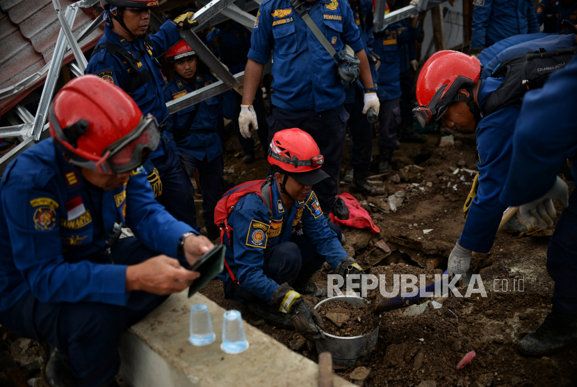 Tim SAR gabungan masih terus melakukan pencarian korban tertimbun akibat gempa Cianjur.