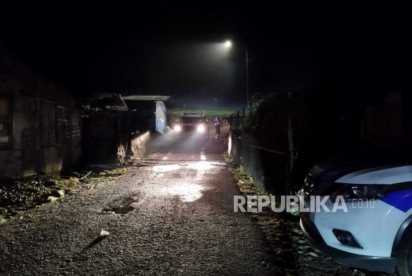 Akses menuju lokasi pesawat helikopter Bell 412 yang terjatuh di kebun teh Rancabali, Kabupaten Bandung, Ahad (28/5/2023) dijaga ketat oleh anggota TNI. Proses evakuasi bangkai pesawat helikopter masih berlangsung hingga Ahad (28/5/2023) malam. 