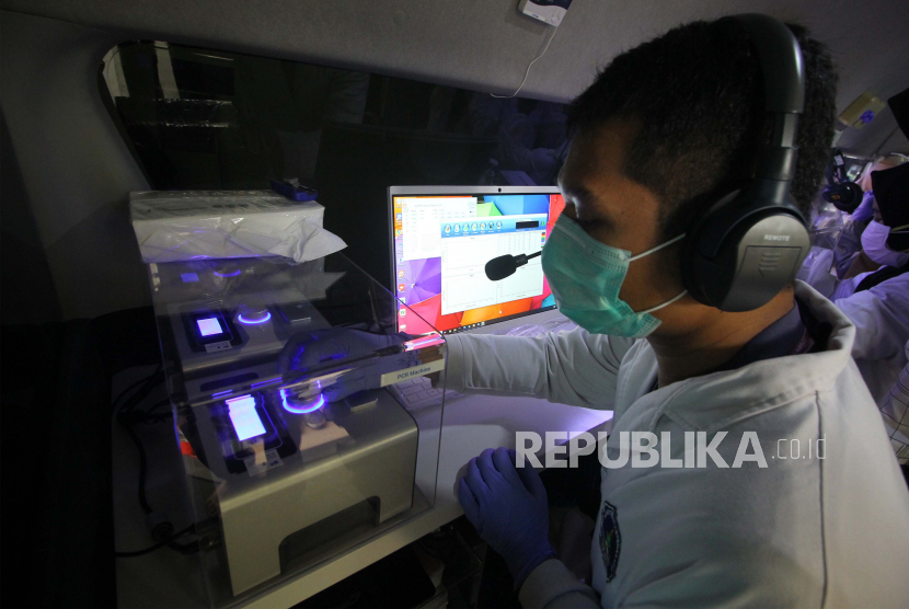 Tenaga kesehatan mengoperasikan mesin Polymerase Chain Reaction (PCR) (ilustrasi). Wali Kota Malang berharap mesin PCR Sampoerna bisa percepat deteksi Covid-19