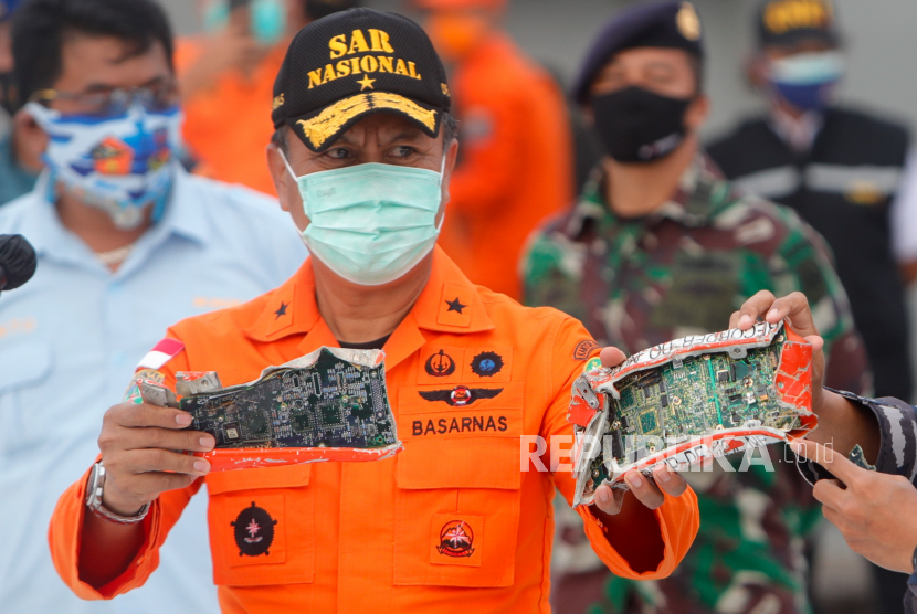 Direktur Operasi Badan SAR Nasional (BASARNAS) Rasman MS memastikan tidak ditemukan apapun dari tanda SOS yang sempat muncul di area jatuhnya pesawat Sriwijaya Air.