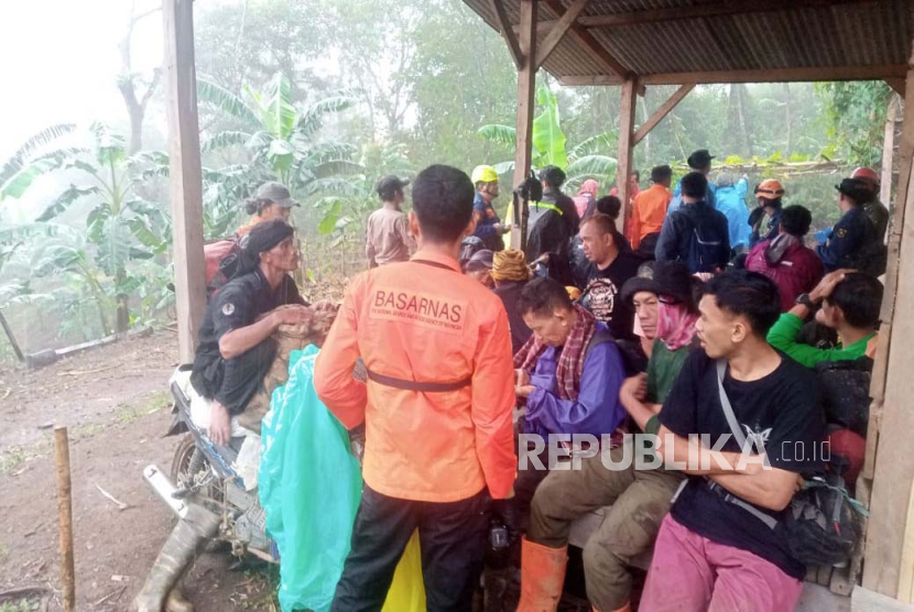 Tim SAR gabungan mengevakuasi para pendaki yang dilaporkan tersesat di Gunung Pangrango, Kabupaten Bogor, Senin (29/1/2024). 