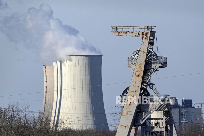 Menara berkelok-kelok dari tambang batu bara yang tertutup berkarat di depan pembangkit listrik tenaga batu bara Gelsenkirchen, Jerman, Selasa, 8 Maret 2022. 