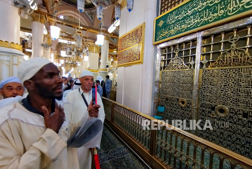  Umat Islam berdoa saat berziarah ke makam Nabi Muhammad SAW dan dua sahabatnya Abu Bakar dan Umar bin Khattab di Masjid Nabawi, Madinah, Arab Saudi.