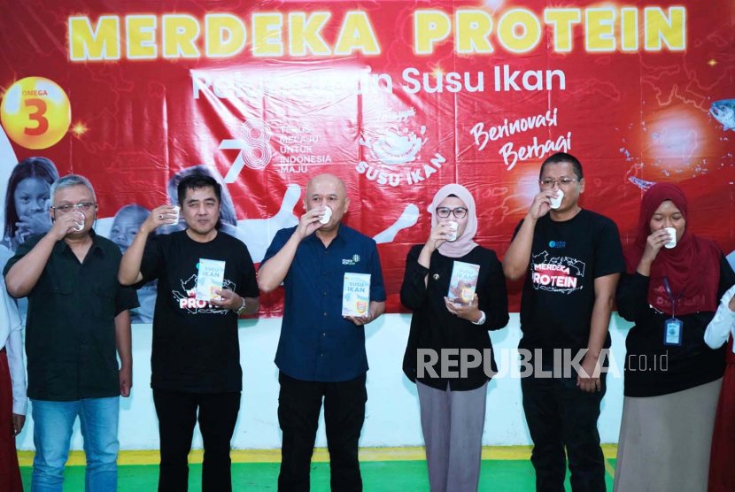 Peluncuran susu ikan oleh Menteri Koperasi, Teten Masduki dan Bupati Indramayu, Nina Agustina, di Pabrik HPI Plant Kecamatan Kandanghaur, Selasa (15/8/2023). Kabupaten Indramayu menjadi daerah pertama di Indonesia yang memproduksi susu ikan. 