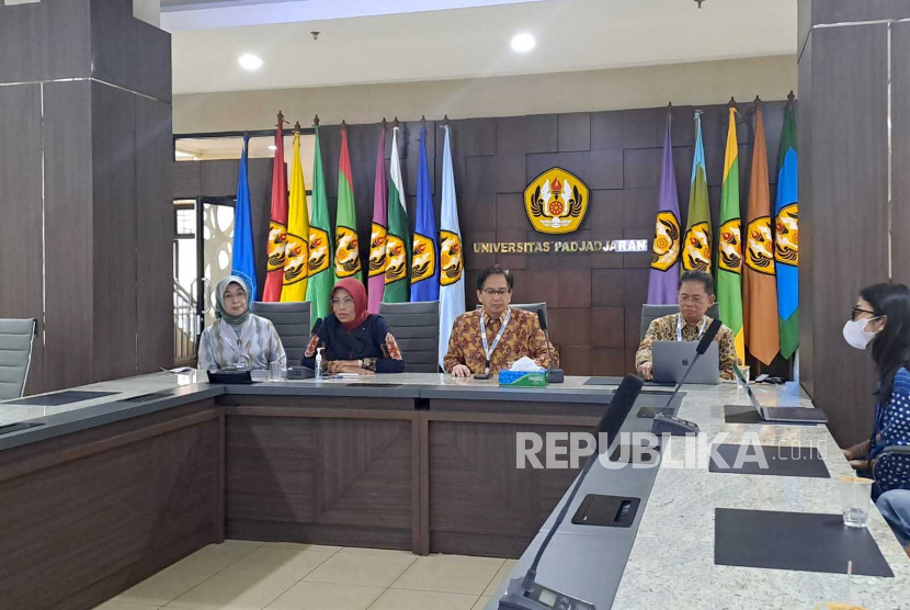 Konferensi pers pelaksanaan Ujian Tulis Berbasis Komputer-Seleksi Nasional Berdasarkan Tes (UTBK-SNBT) 2023 di Executive Lounge Gedung Universitas Padjadjaran (Unpad), Kota Bandung, Jawa Barat, Senin (8/5/2023).