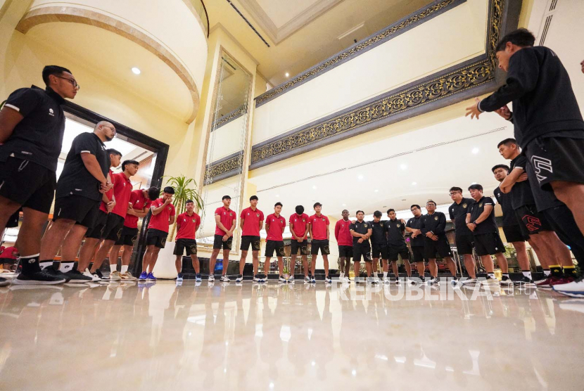 Potret kesedihan Timnas Indonesia U-20 setelah FIFA batalkan status tuan rumah Indonesia Piala Dunia U-20 2023.  Wapres Maruf Amin sebut Indonesia gagal jadi tuan rumah Piala Dunia U-20 bukan kiamat