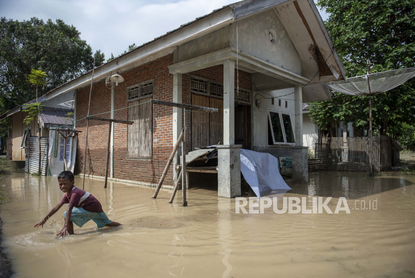 Banjir masih merendam Kabupaten Cirebon meski air sudah berangsur surut (Foto: ilustrasi)